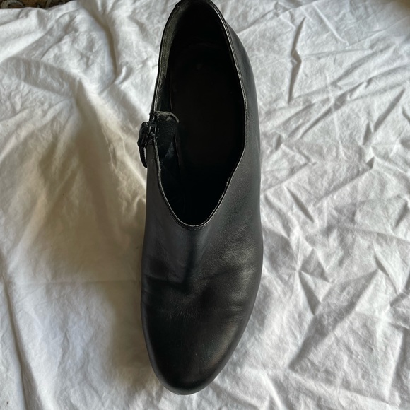 Cole Haan Black Leather Heels Size 7B - Picture 4 of 7